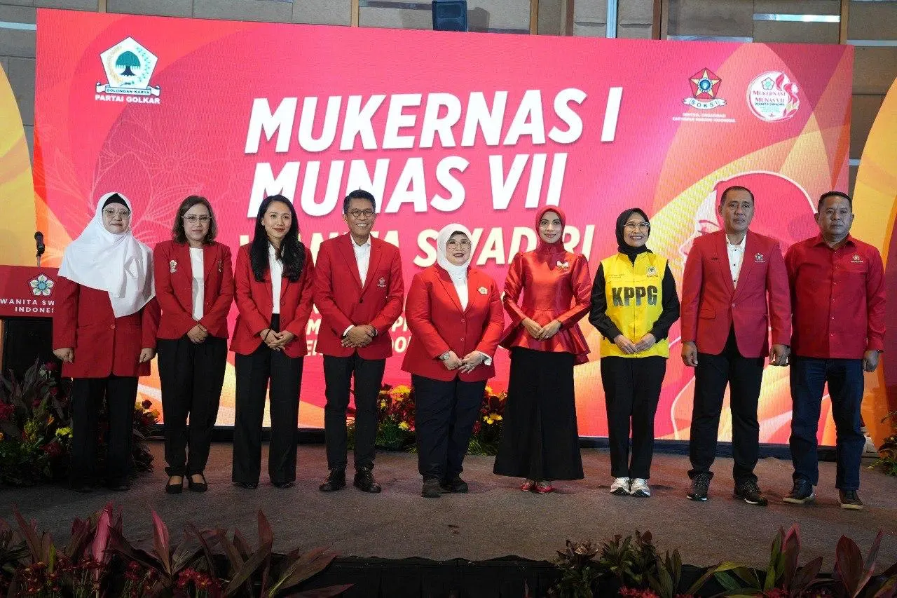 Ketua Umum Depinas SOKSI Mukhamad Misbakhun bersama dengan  Ketua Umum DPP Wanita Swadiri Ibu Hj. Netty Marliza Komarudin, S.H.]