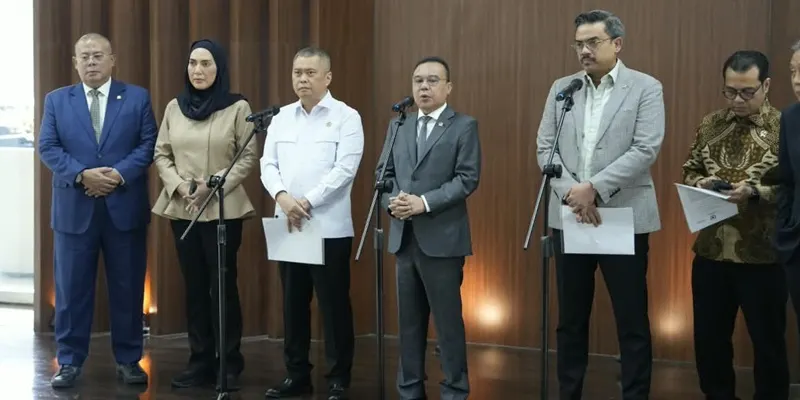 Wakil Ketua DPR RI Sufmi Dasco Ahmad bersama Wakil Ketua DPR RI Saan Mustopa, Cucun Ahmad Syamsurizal, dan Sari Yuliati
