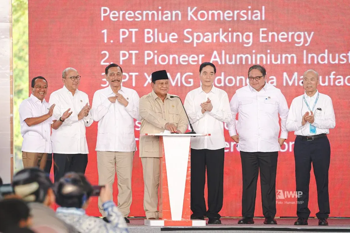 Presiden Prabowo Subianto didampingi Menteri Koordinator Bidang Hilirisasi dan Transisi Energi sekaligus Menteri ESDM Bahlil Lahadalia