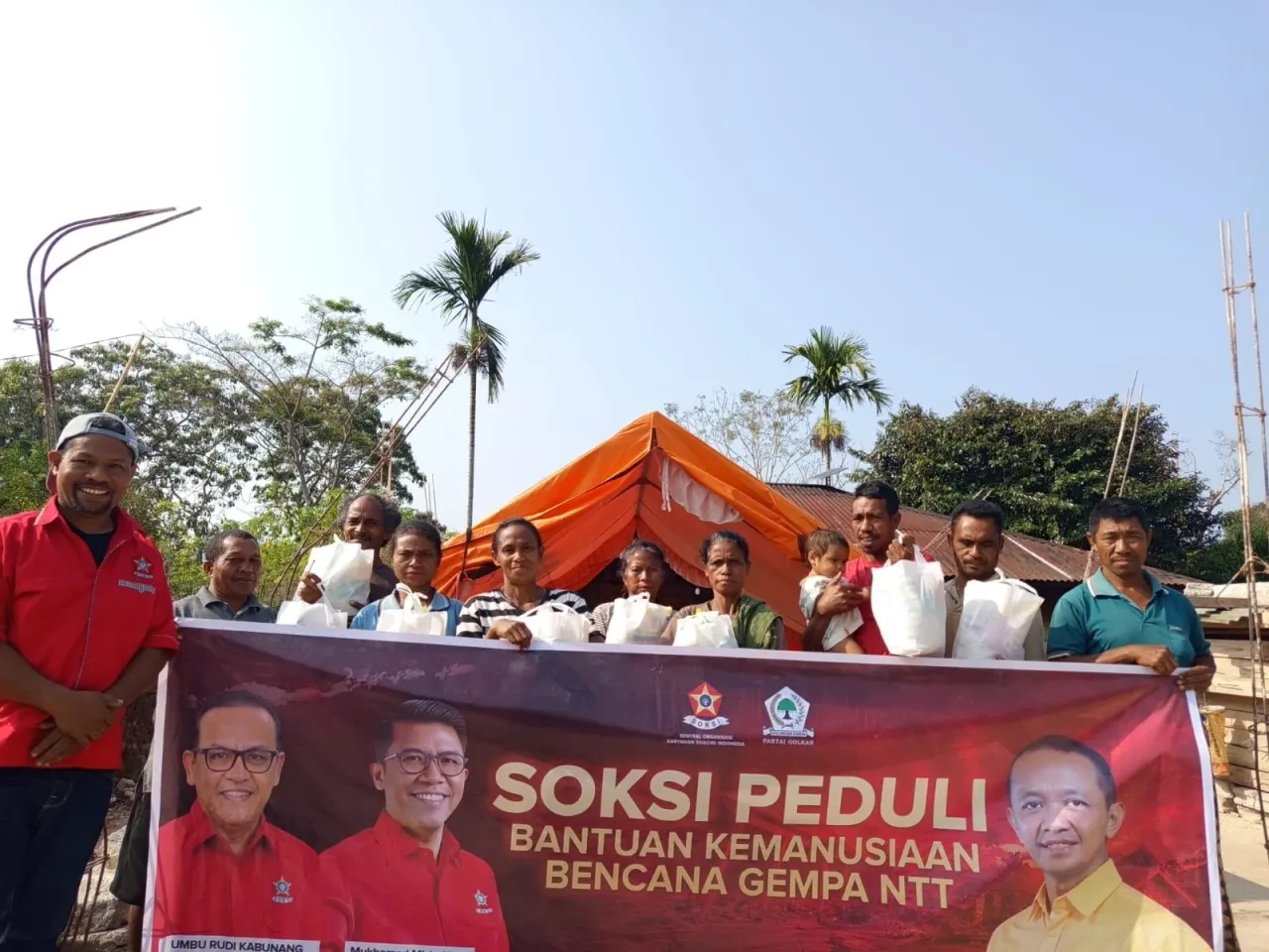 Masyarakat Nusa Tenggara Timur yang menerima bantuan dari Depinas SOKSI.