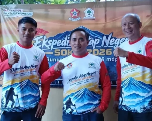 Tim ekspedisi terdiri dari Dadan Hendaya, Ahmad Najib dan Hikmat Kurnia ke Gunung Kerinci, Jambi, Sumatra.