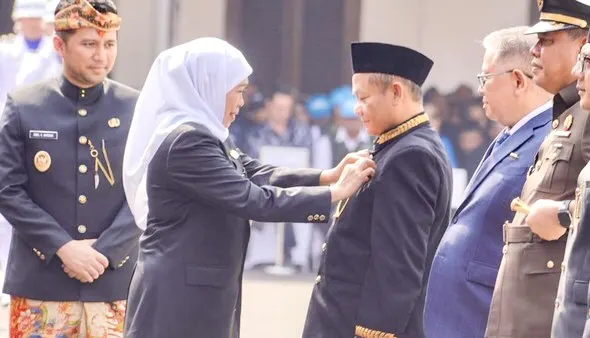 Sarmuji Terima Penghargaan Lencana Emas Dari Pemprov Jawa Timur