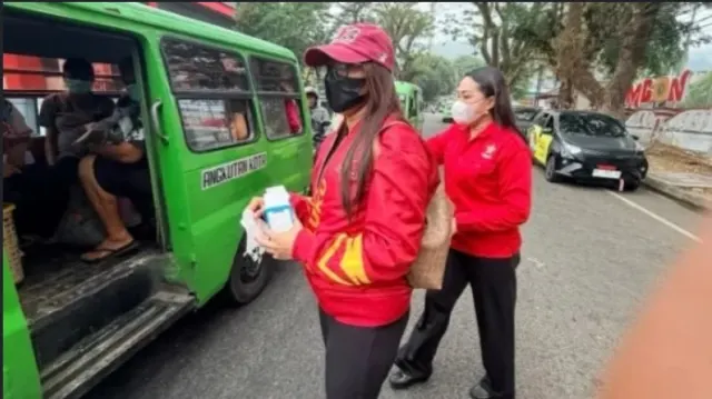 SOKSI Kota Ambon Bagikan Seribu Masker Atasi Dampak Kabut Asap