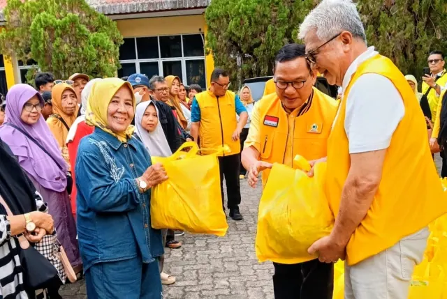 DPD Golkar Lampung Bagikan Sembako Peringati HUT Ke-62